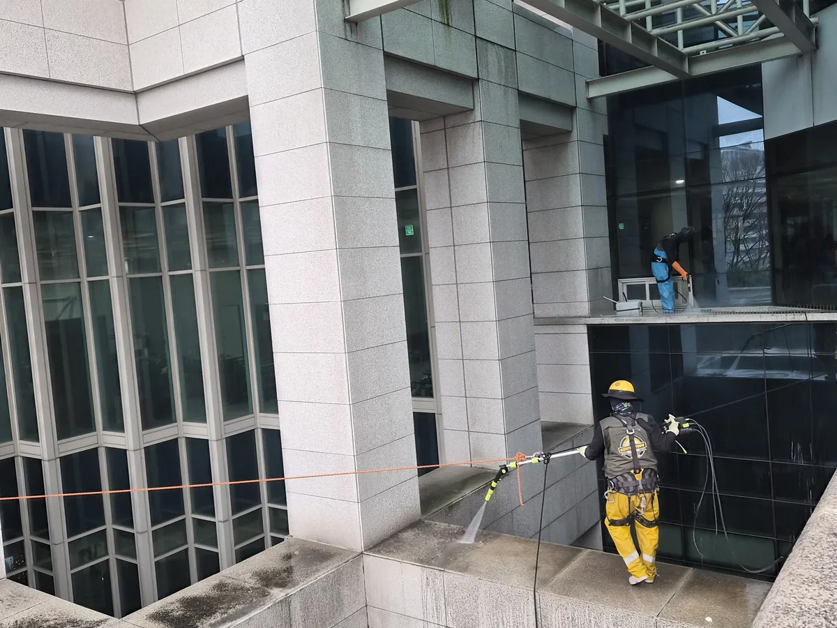 청도군 금천면 상가건물 옥상 파라펫 장비 주변 정밀 위생청소 사례 - 행진크린